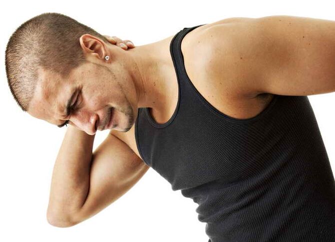 A wasu lokuta, ciwo tare da osteochondrosis na thoracic yana yada zuwa wuyansa